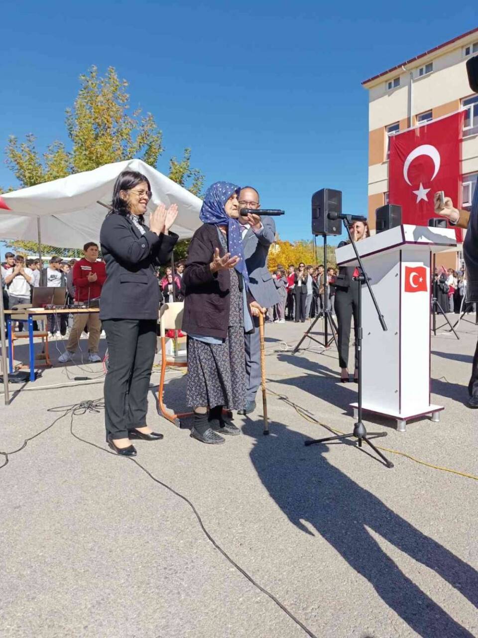 99 yaşındaki ninenin şiirleri kutlamalara damga vurdu