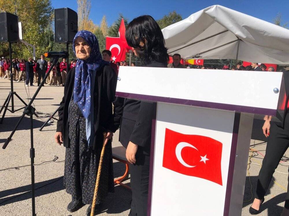 99 yaşındaki ninenin şiirleri kutlamalara damga vurdu