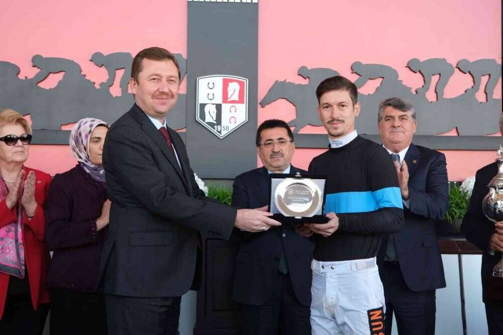 At yarışlarında Cumhuriyet Koşusu yapıldı