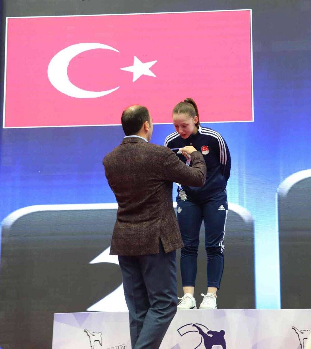 Başkan Altay Karate Şampiyonasında dereceye giren sporculara madalyalarını verdi