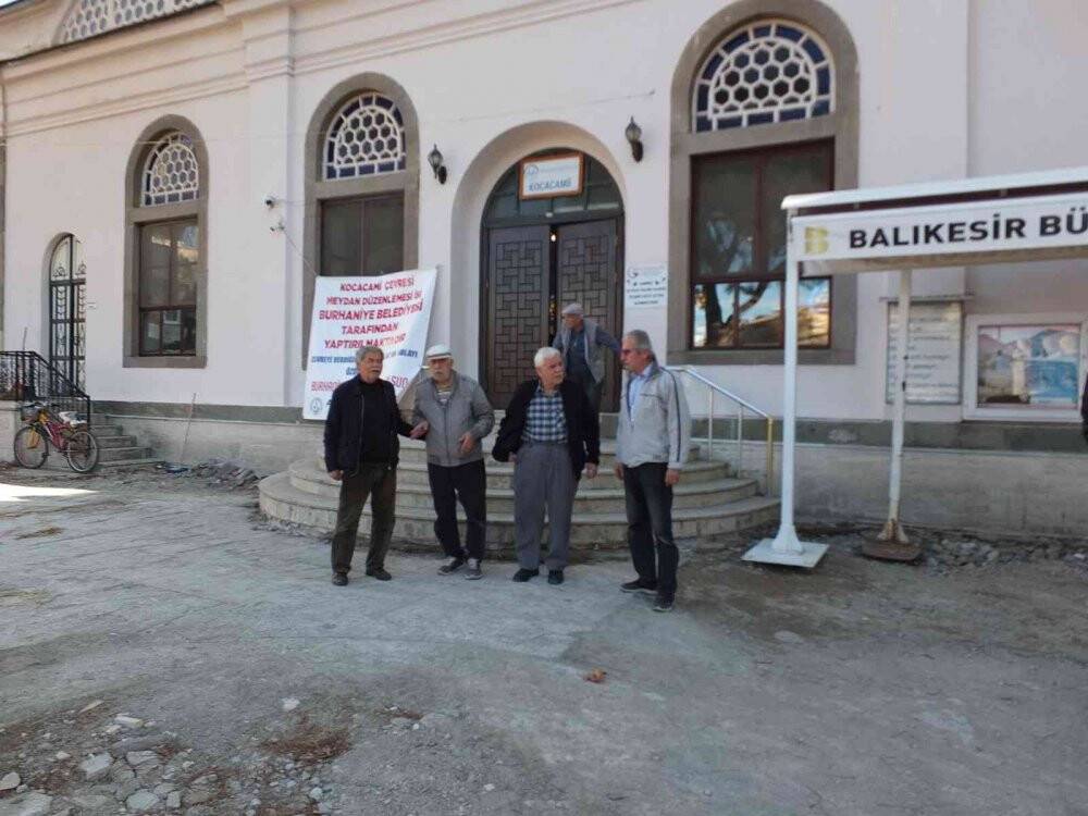 Cami’de bitmeyen çalışmalar tepkiye neden oldu