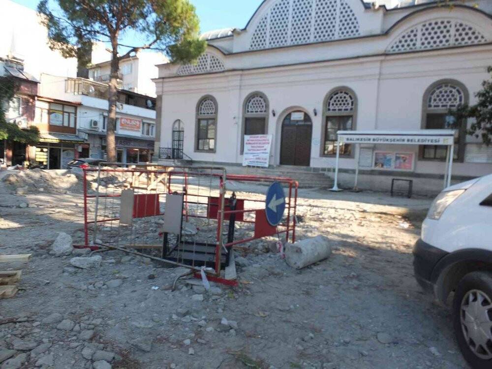 Cami’de bitmeyen çalışmalar tepkiye neden oldu