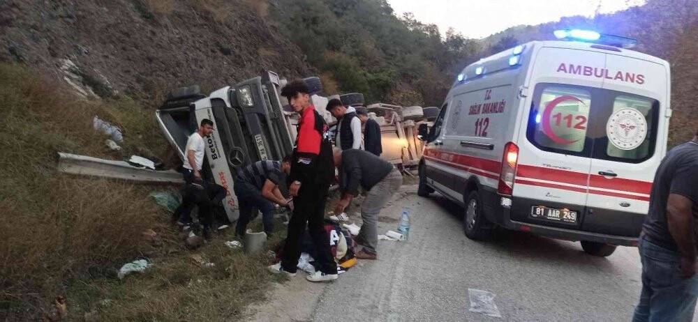 Devrilen kamyonda kızın ayak parmağı koptu