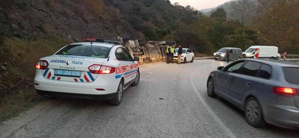 Devrilen kamyonda kızın ayak parmağı koptu
