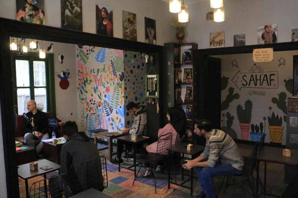 İki arkadaş kendi imkanlarıyla açtıkları merkezde öğrencilere destek çıkıyor