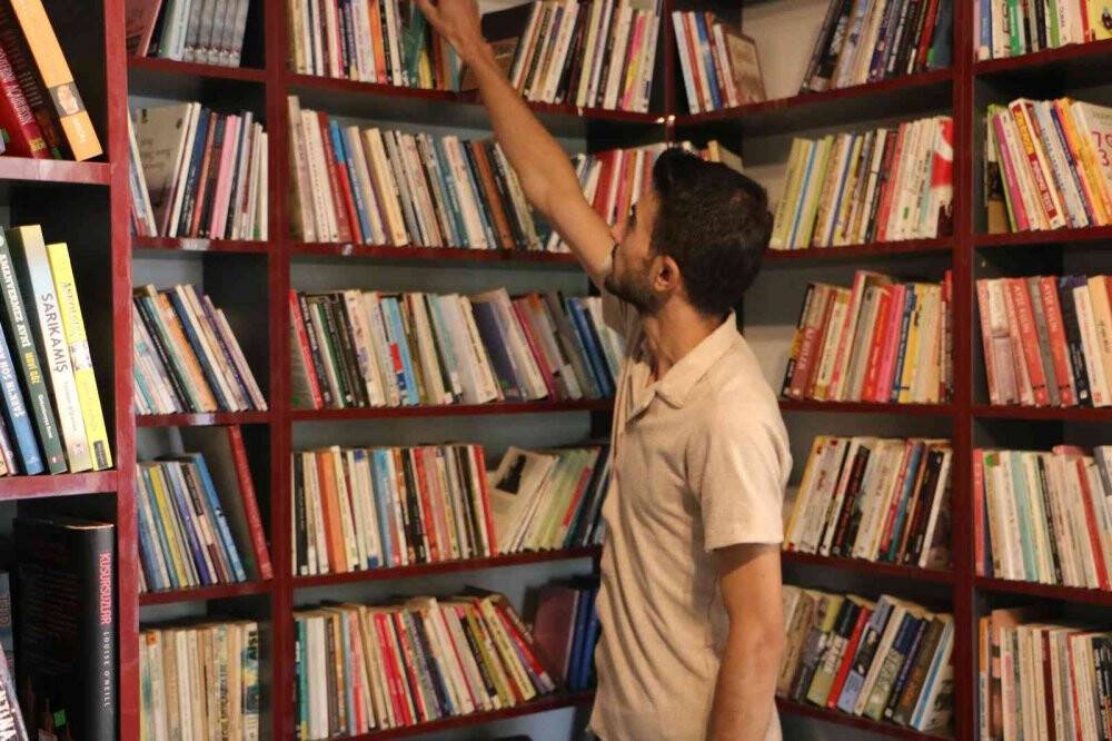 İki arkadaş kendi imkanlarıyla açtıkları merkezde öğrencilere destek çıkıyor