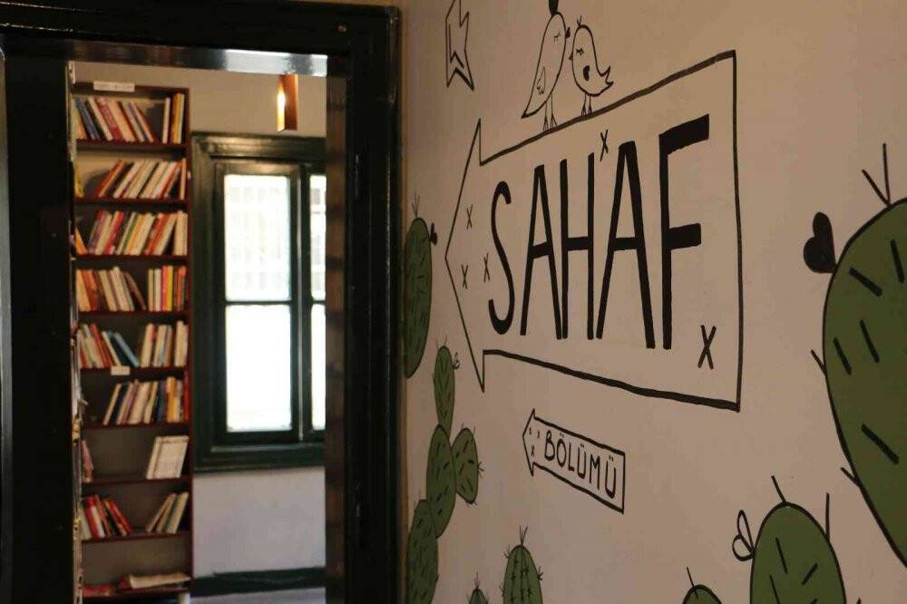 İki arkadaş kendi imkanlarıyla açtıkları merkezde öğrencilere destek çıkıyor