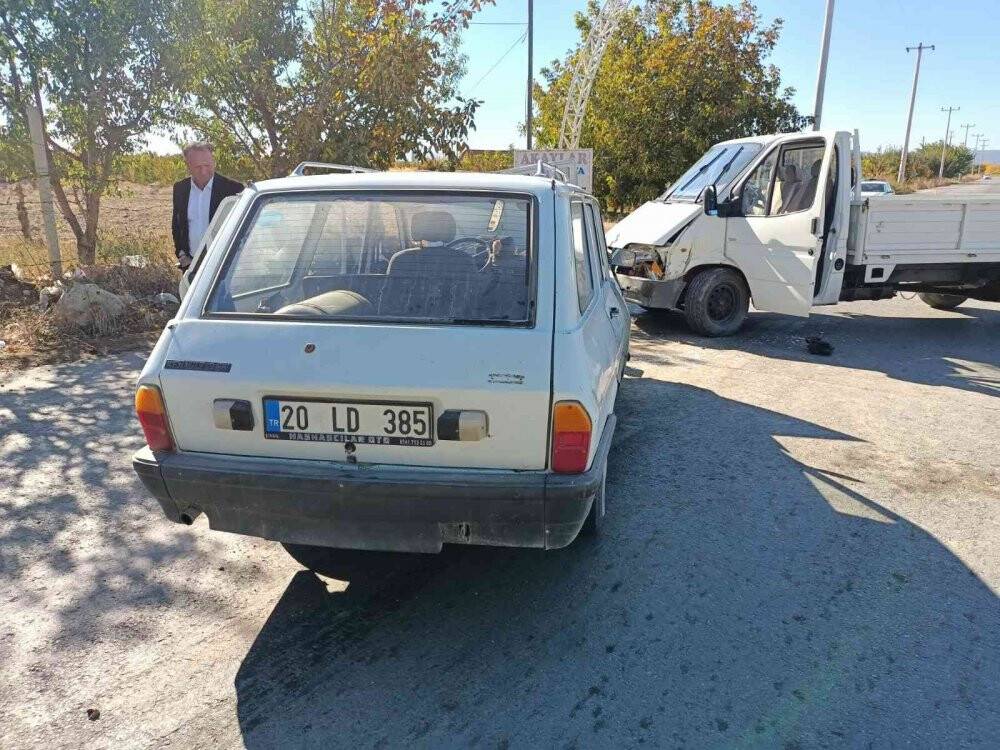 Kamyonetle otomobil kafa kafaya çarpıştı; 1 ölü 3 yaralı