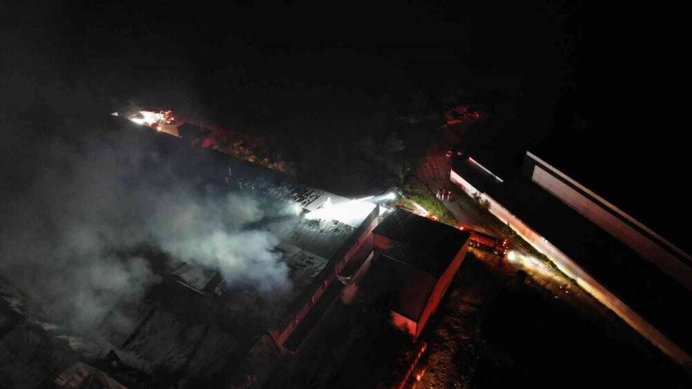 Sakarya’da sünger fabrikasındaki yangın kontrol altına alındı