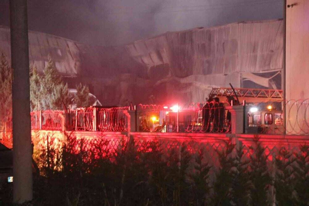 Sakarya’da sünger fabrikasındaki yangın kontrol altına alındı