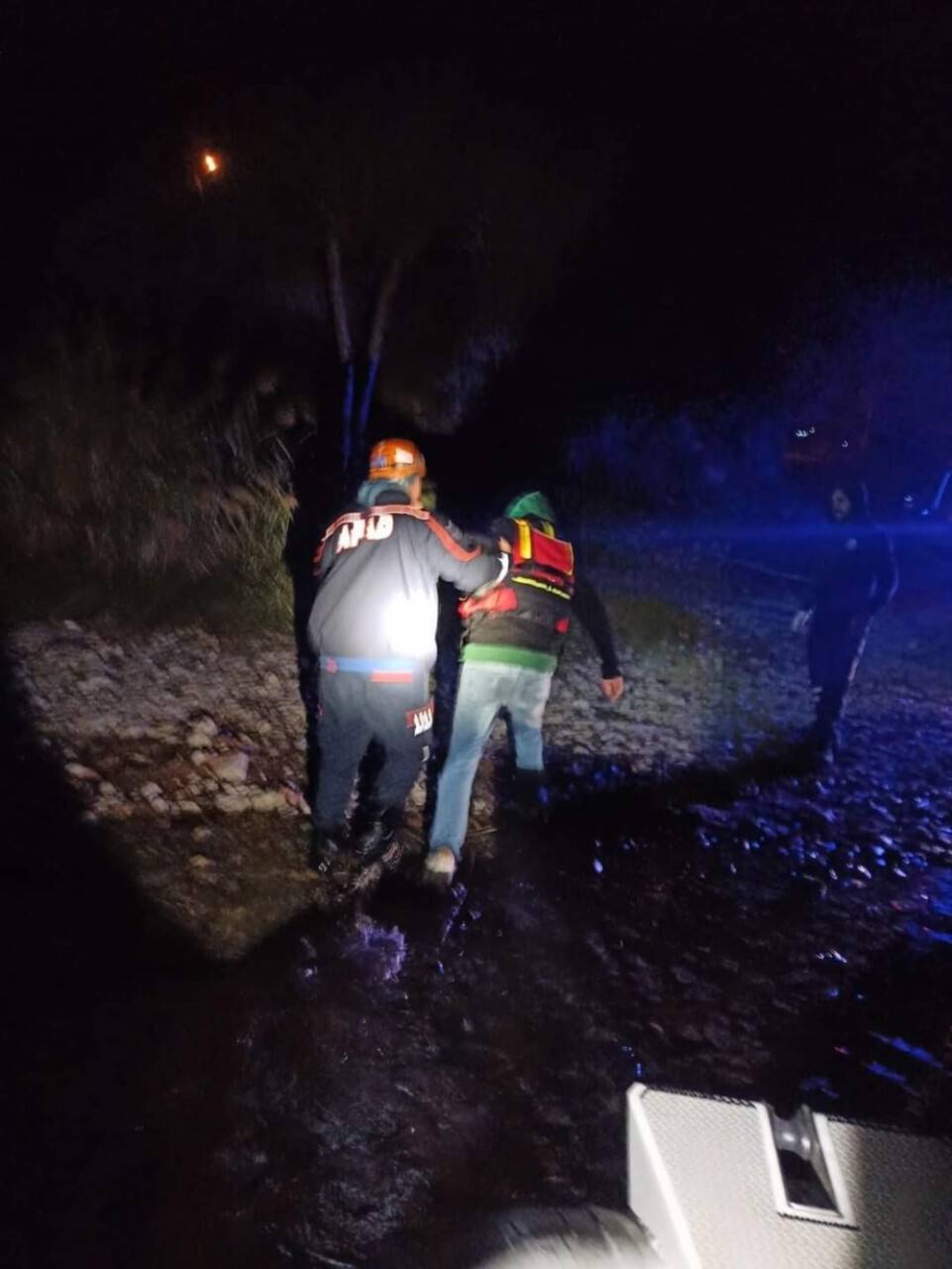 Teknenin aküsü bitince gölde mahsur kaldılar