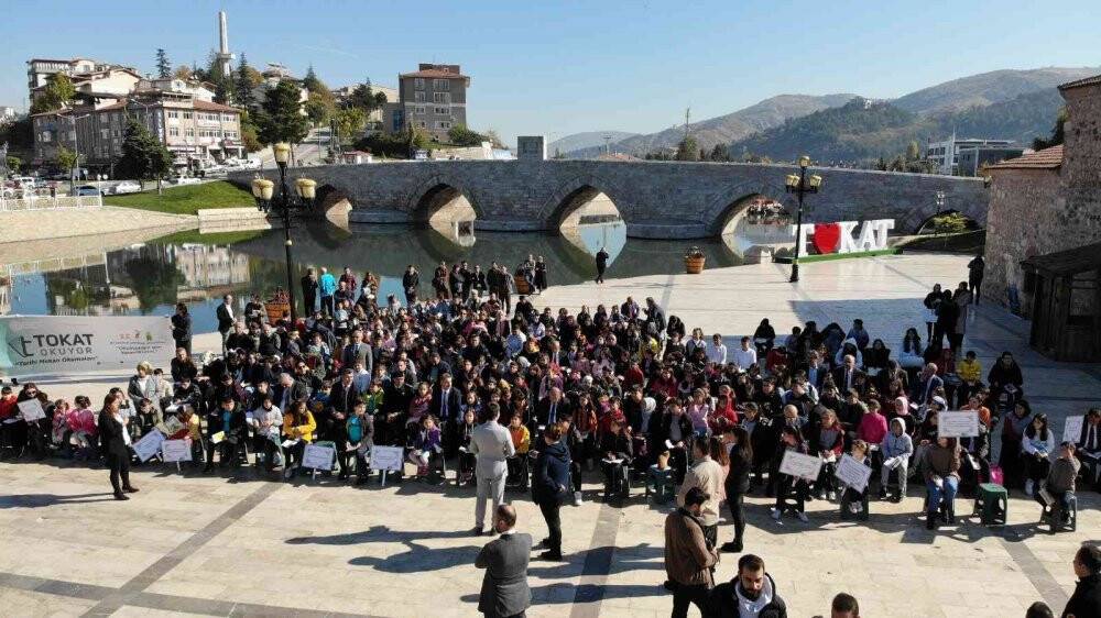 771 yıllık köprü yanında kitap okudular