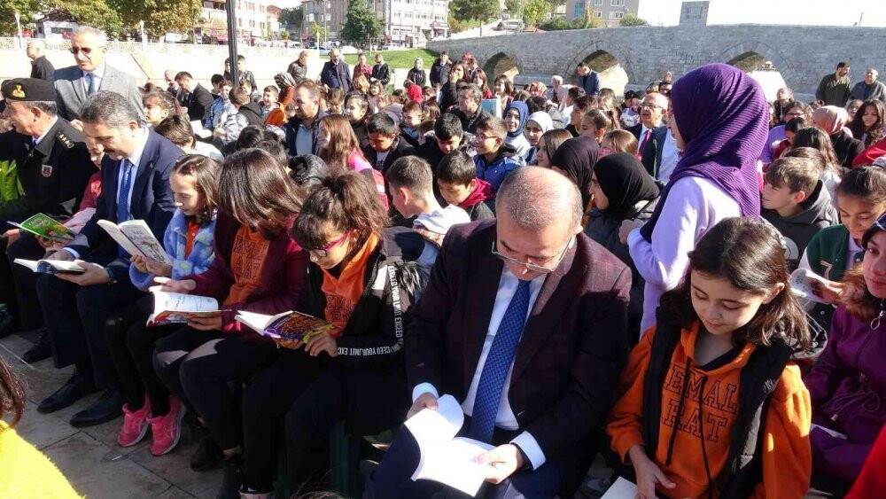 771 yıllık köprü yanında kitap okudular
