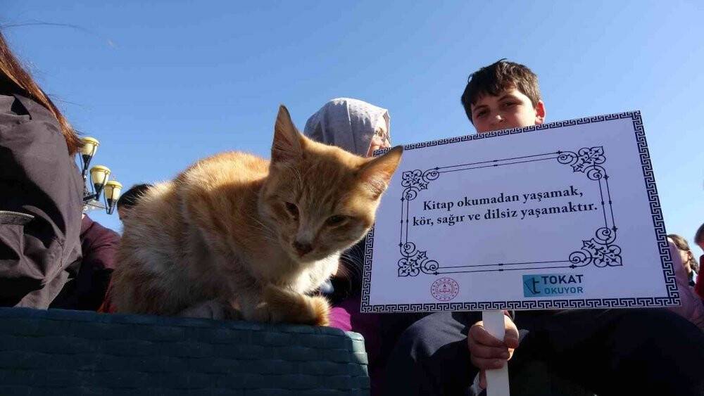 771 yıllık köprü yanında kitap okudular