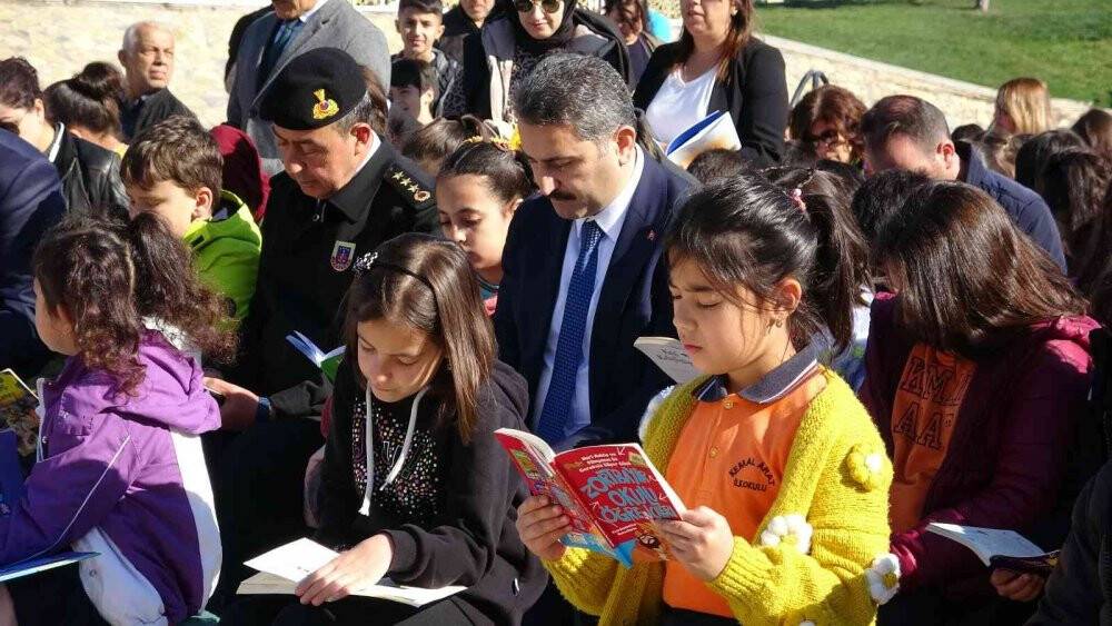 771 yıllık köprü yanında kitap okudular