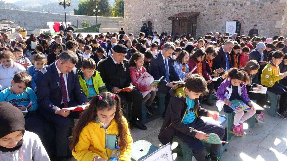 771 yıllık köprü yanında kitap okudular