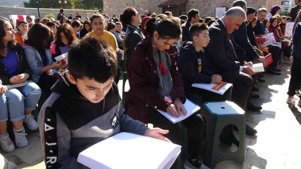 771 yıllık köprü yanında kitap okudular