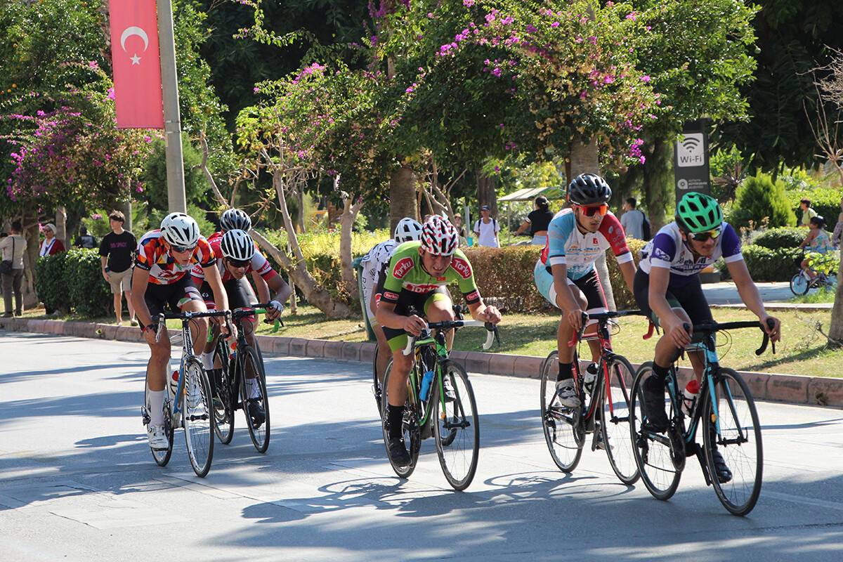 aa-20221030-29301773-29301761-turkiye-bisiklet-sampiyonasinin-8-etap-sezon-kapanisi-kriteryum-yarisiyla-sona-erdi.jpg