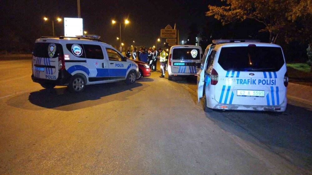 Abart  egzozlu ve sahte plakalı araç "Dur" ihtarına uymadı, polis aracına çarparak durabildi