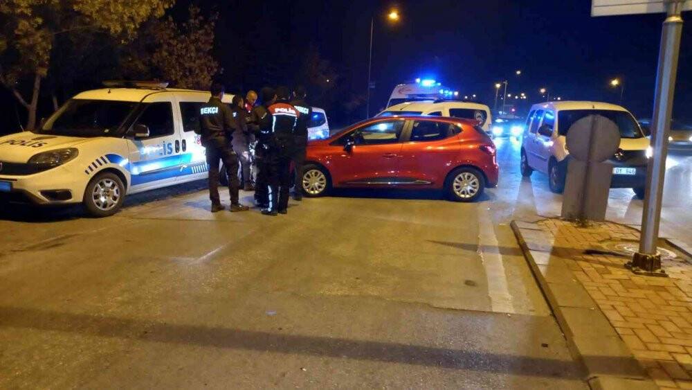 Abart  egzozlu ve sahte plakalı araç "Dur" ihtarına uymadı, polis aracına çarparak durabildi
