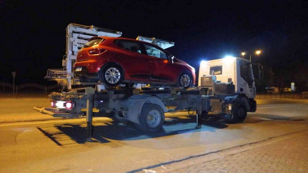 Abart  egzozlu ve sahte plakalı araç "Dur" ihtarına uymadı, polis aracına çarparak durabildi