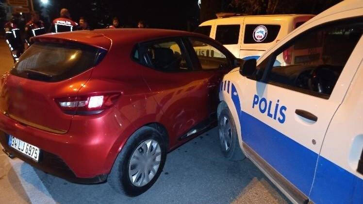 Abart  egzozlu ve sahte plakalı araç "Dur" ihtarına uymadı, polis aracına çarparak durabildi
