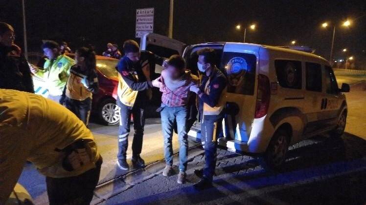 Abart  egzozlu ve sahte plakalı araç "Dur" ihtarına uymadı, polis aracına çarparak durabildi