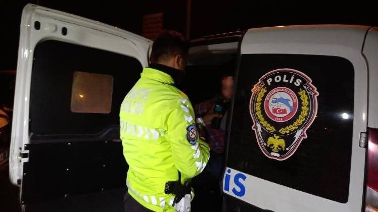Abart  egzozlu ve sahte plakalı araç "Dur" ihtarına uymadı, polis aracına çarparak durabildi