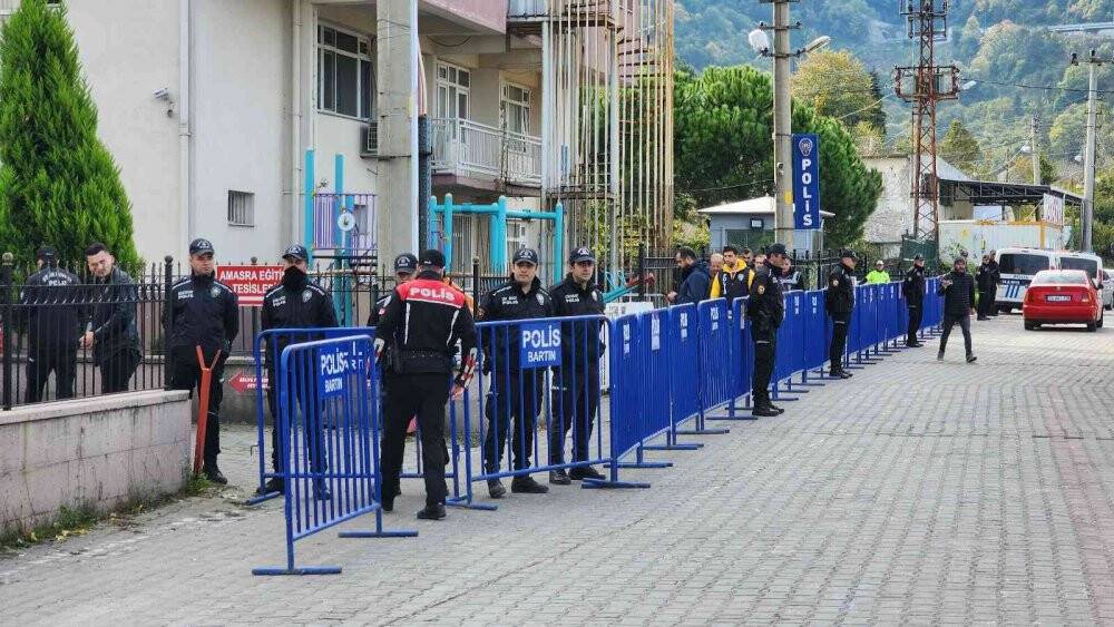 Amasra'da maden ocağındaki patlamaya ilişkin gözaltına alınan şüphelilerin adliyeye sevki başladı