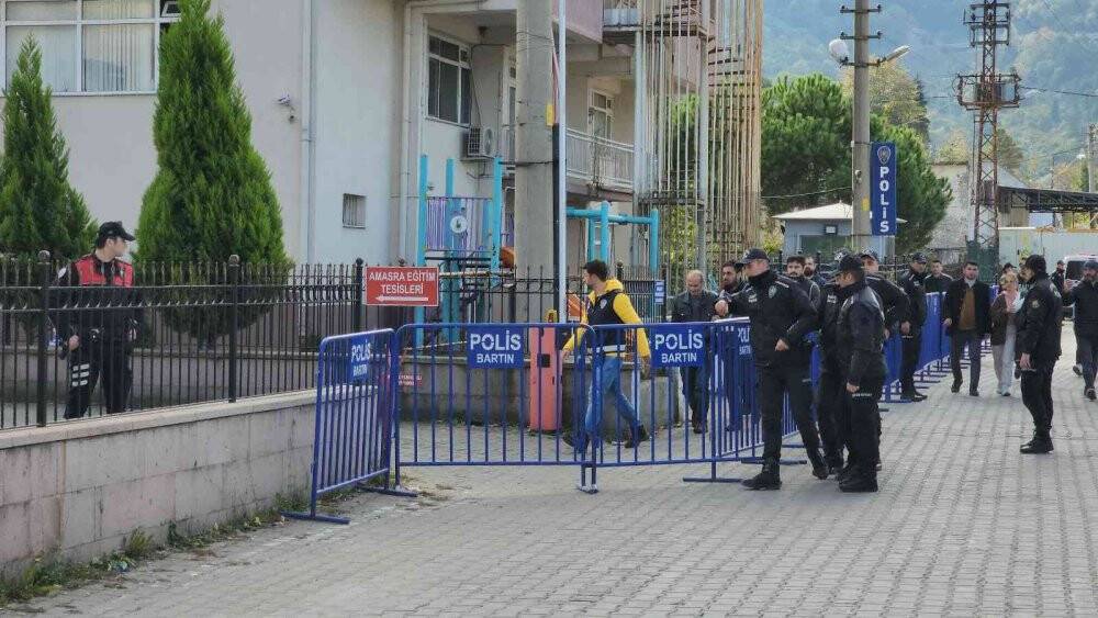 Amasra'da maden ocağındaki patlamaya ilişkin gözaltına alınan şüphelilerin adliyeye sevki başladı