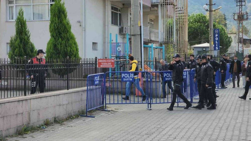 Amasra'da maden ocağındaki patlamaya ilişkin gözaltına alınan şüphelilerin adliyeye sevki başladı