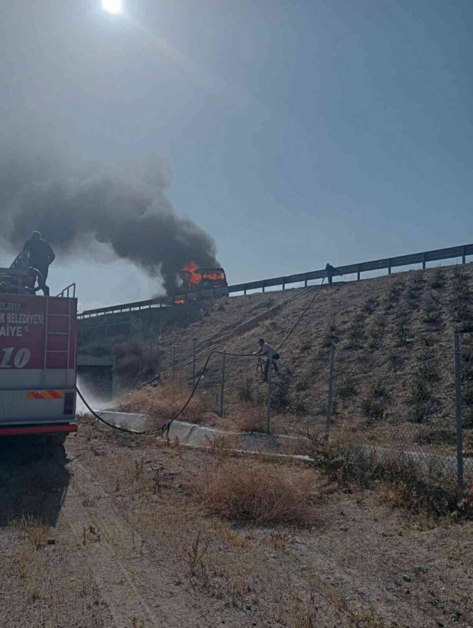 Dorsesi devrilen tır alev aldı
