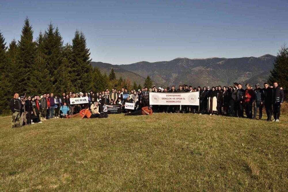 Eşsiz manzarayı görmek için canlı ağaç müzesine akın ettiler