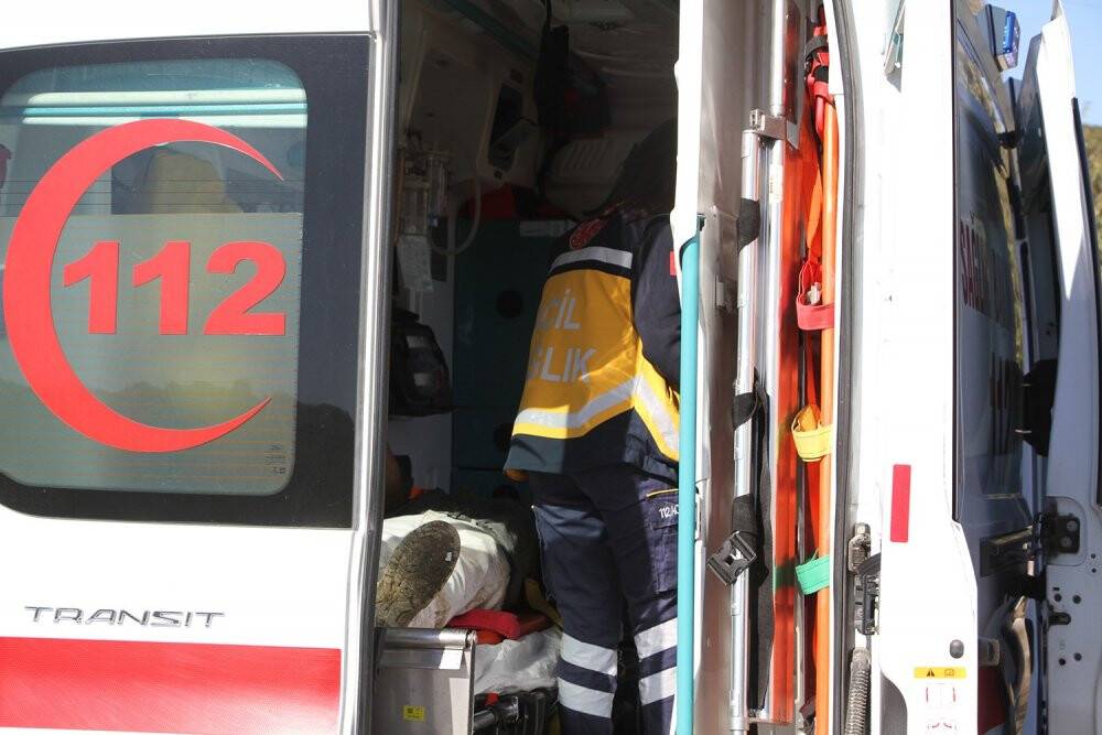 Kontrolden çıkan süt kamyoneti tarlaya uçtu: 1 yaralı