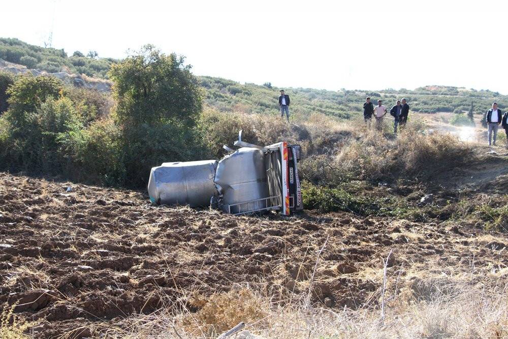 Kontrolden çıkan süt kamyoneti tarlaya uçtu: 1 yaralı