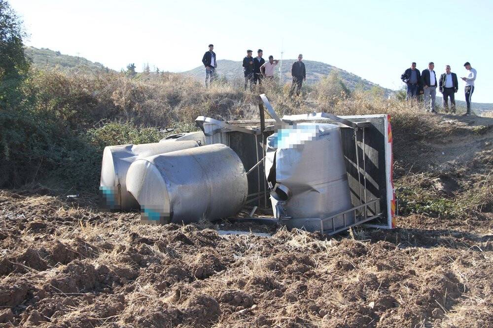 Kontrolden çıkan süt kamyoneti tarlaya uçtu: 1 yaralı