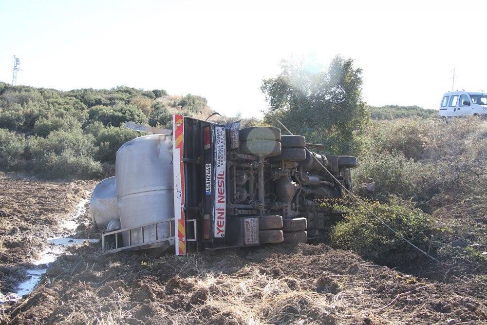 Kontrolden çıkan süt kamyoneti tarlaya uçtu: 1 yaralı