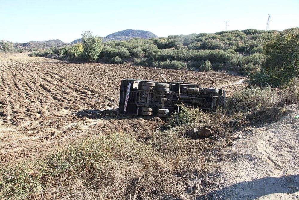 Kontrolden çıkan süt kamyoneti tarlaya uçtu: 1 yaralı