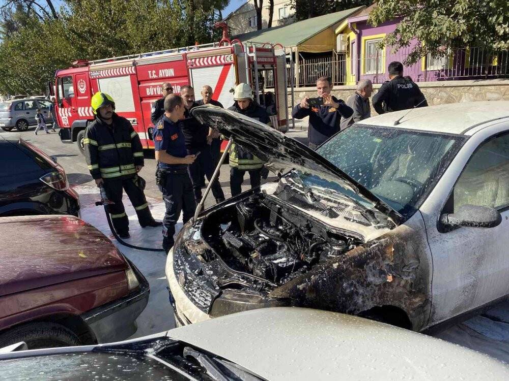 Yanan otomobil park halindeki araçların arasına daldı