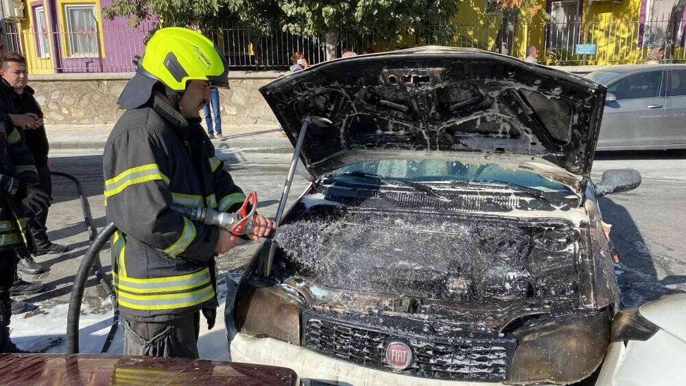 Yanan otomobil park halindeki araçların arasına daldı