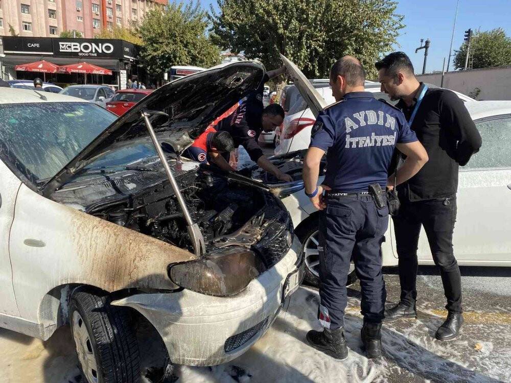 Yanan otomobil park halindeki araçların arasına daldı