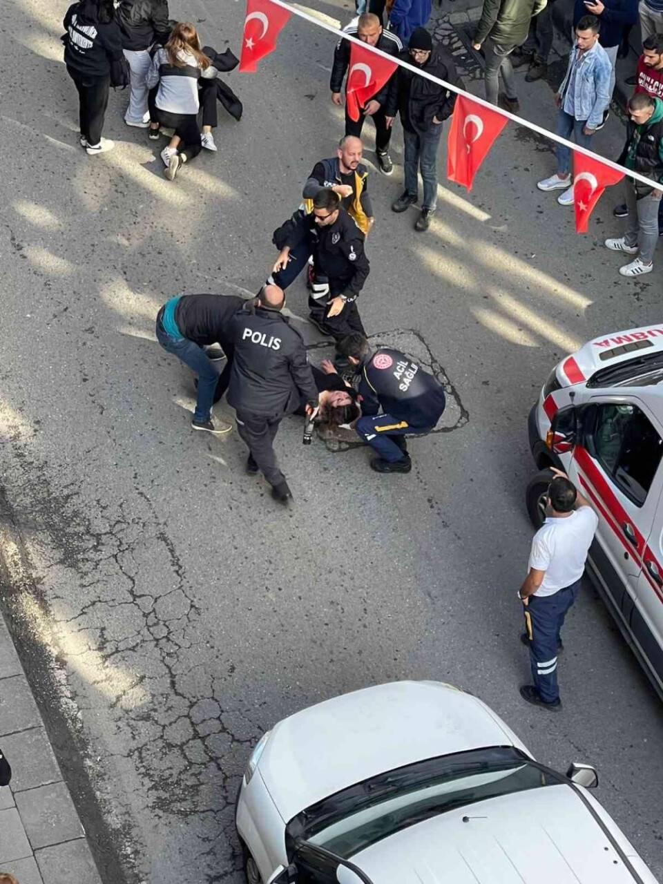 Genç kızlar arasında biber gazlı kavga