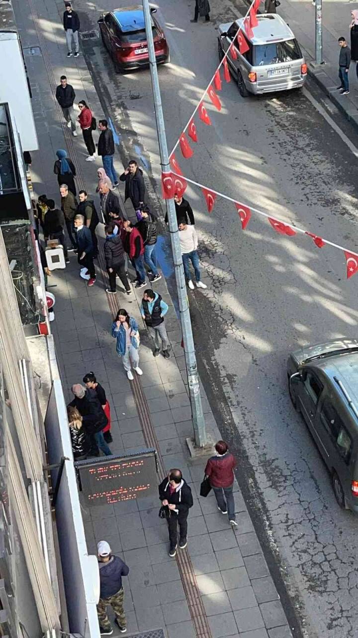 Genç kızlar arasında biber gazlı kavga