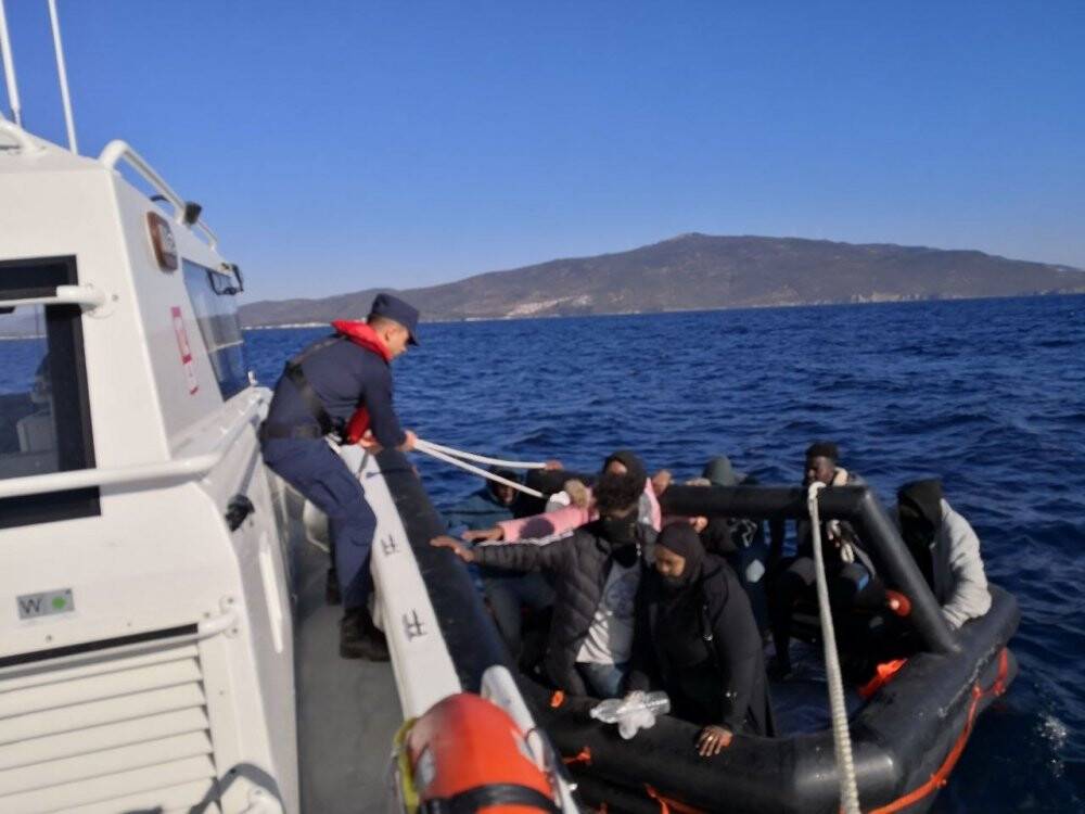 İzmir açıklarında 77 düzensiz göçmen kurtarıldı