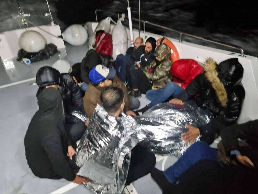 İzmir açıklarında 77 düzensiz göçmen kurtarıldı