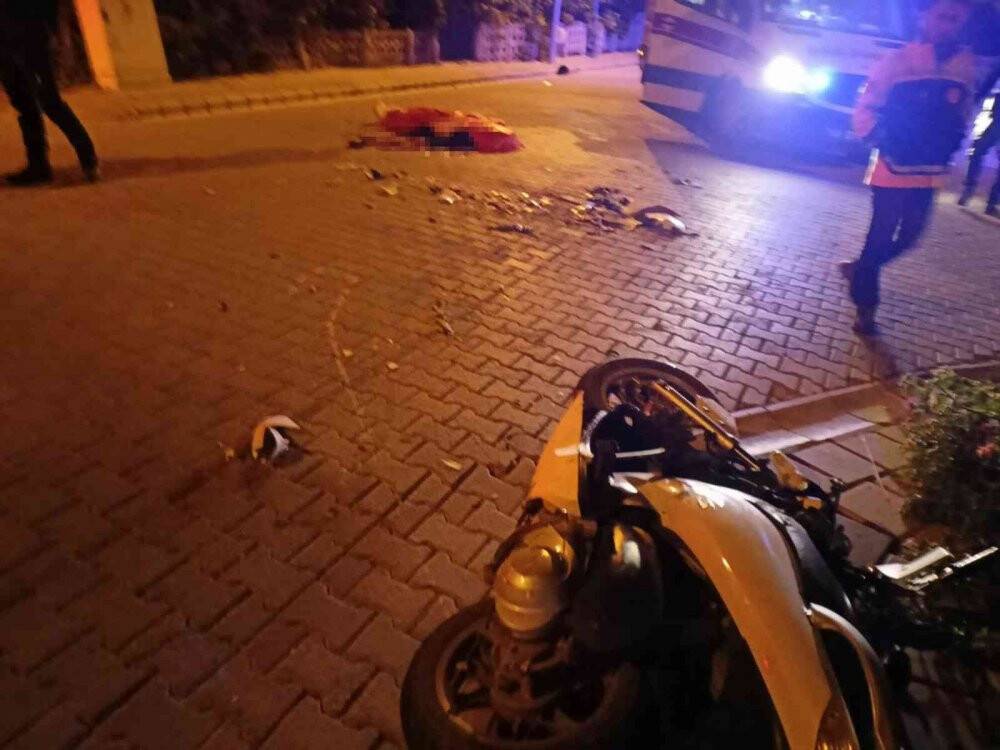 Kamyonet motosiklete çarptı:1 ölü