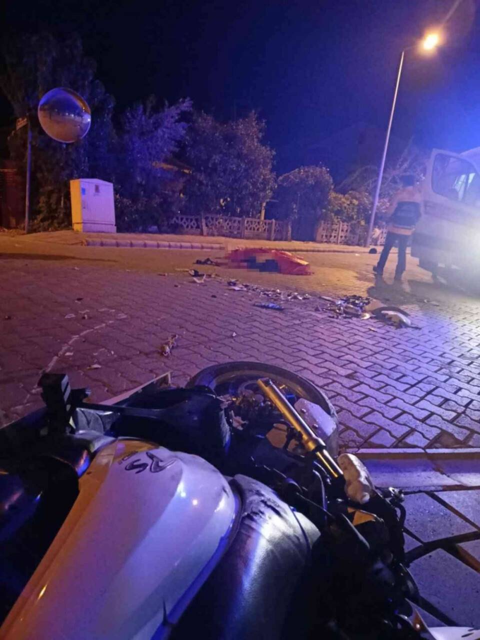 Kamyonet motosiklete çarptı:1 ölü