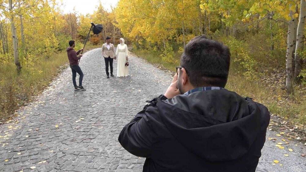 Sonbahar renkleriyle bezenen Nemrut Krater Gölü gelin ve damatların doğal stüdyosu oldu