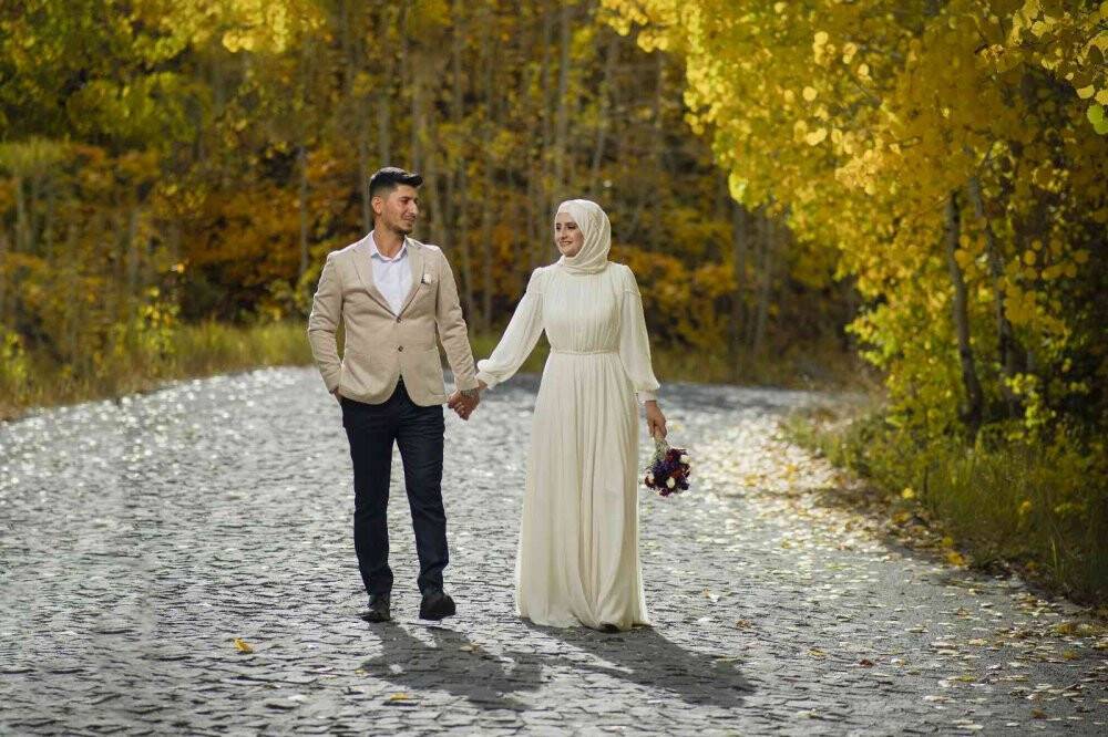 Sonbahar renkleriyle bezenen Nemrut Krater Gölü gelin ve damatların doğal stüdyosu oldu