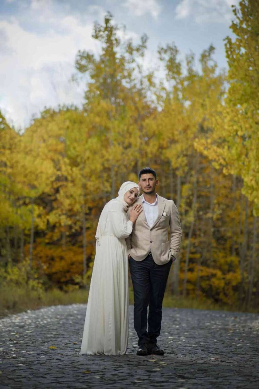 Sonbahar renkleriyle bezenen Nemrut Krater Gölü gelin ve damatların doğal stüdyosu oldu